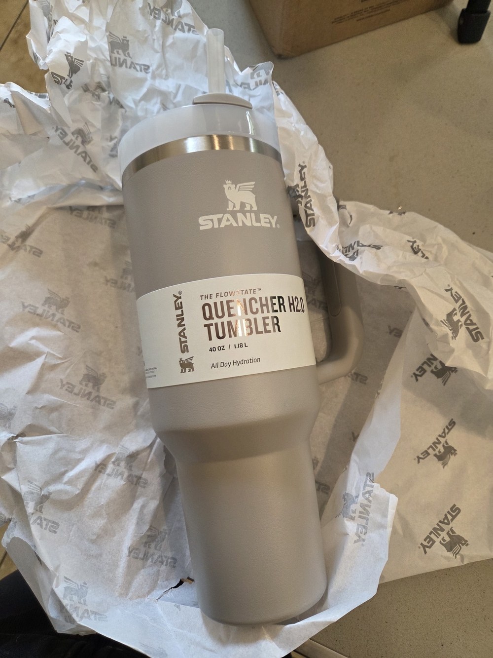 Stanley Quencher H2.0 Tumbler — Light Gray with Silver Accent